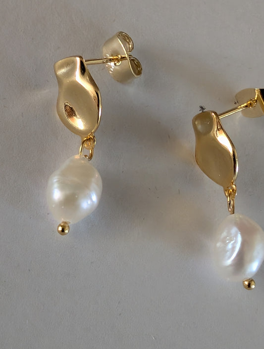 'Edie' 18k Gold Fresh water pearl drop